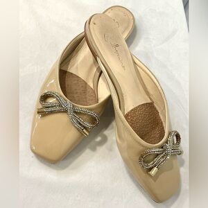 Anthropologie Guilhermina Beige Patent Leather Mules, rhinestone bows, 38/7